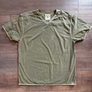 Thaddeus Men's XL Olive Green V-Neck Short Sleeve Textured T-Shirt